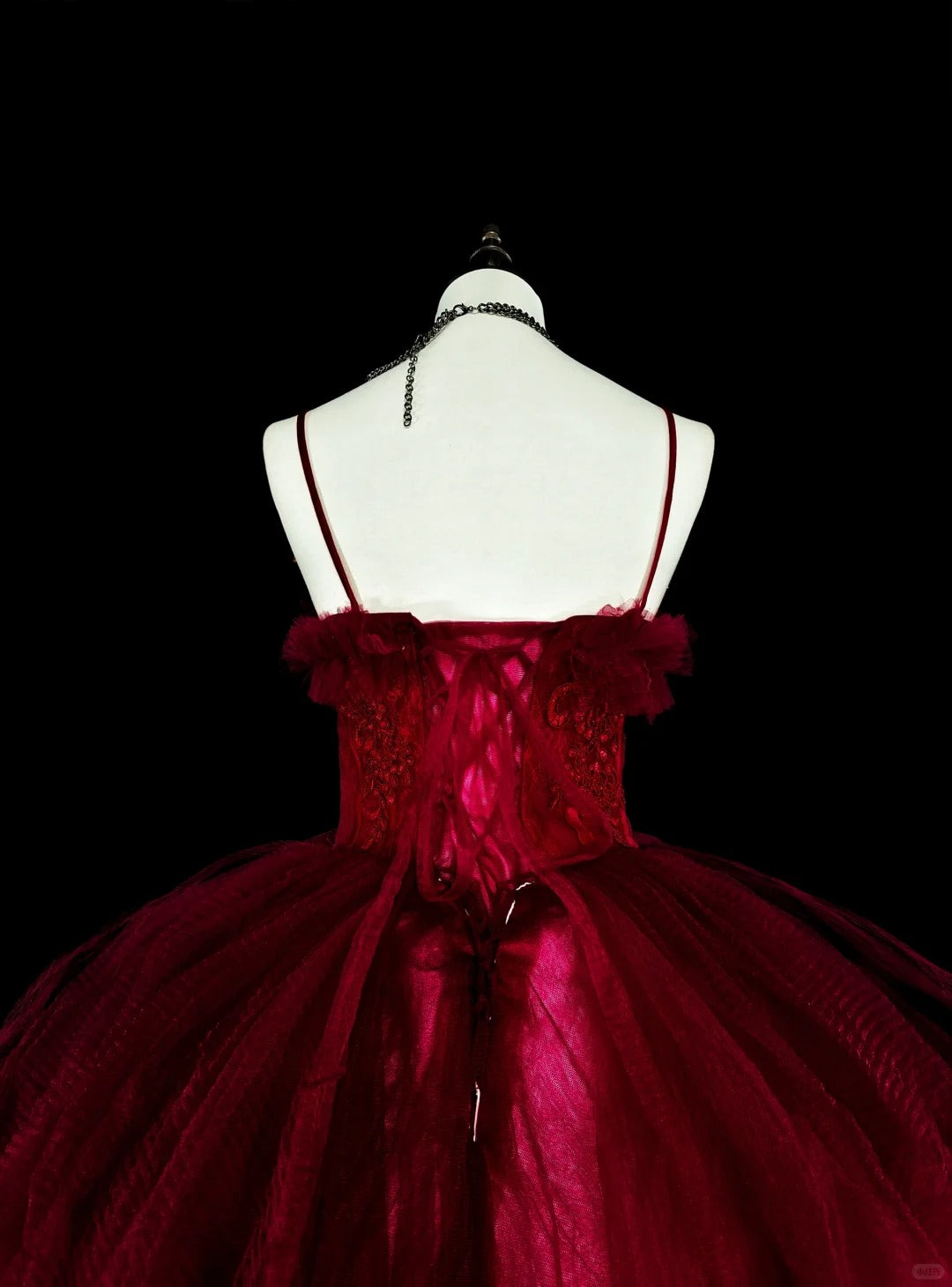 Robe de bal élégante à fines bretelles en tulle bordeaux, inspiration robe de bal longue pour Sweet 16 N1826