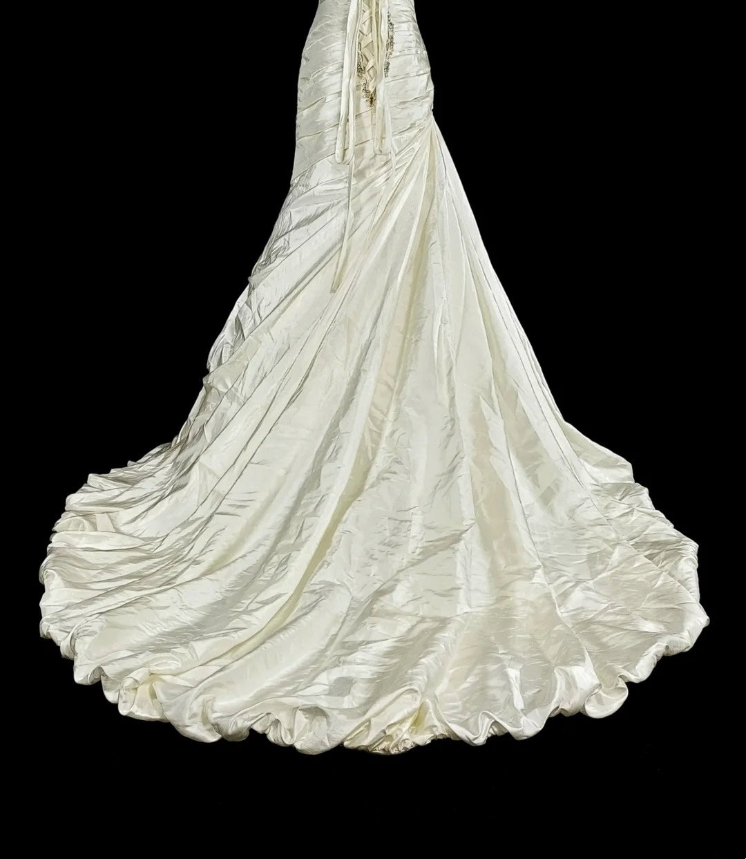 Robe de mariée sirène vintage années 80, décolleté cœur, couleur ivoire, longue et cintrée, référence N1609
