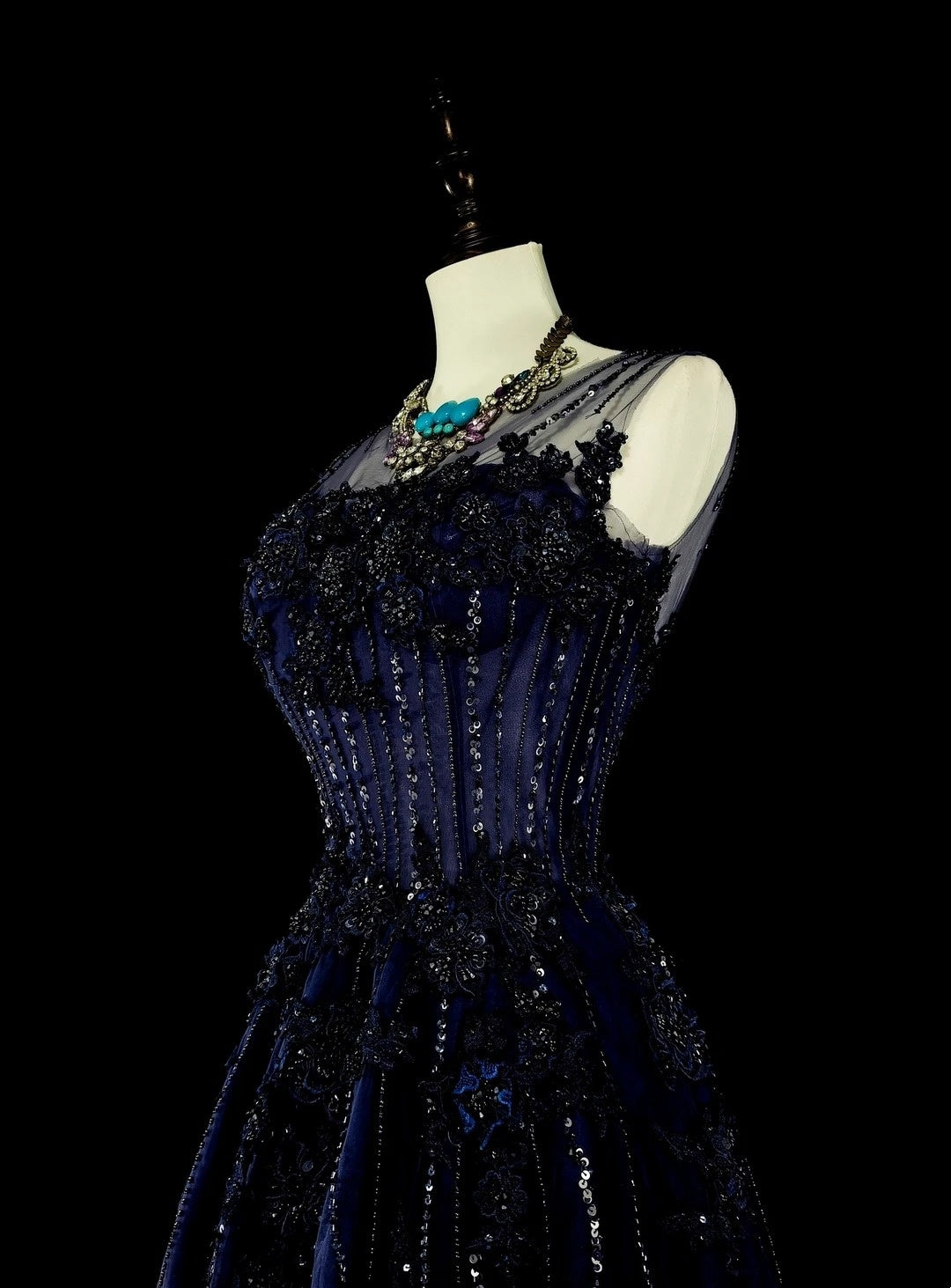 Robe de bal longue vintage années 1780, coupe trapèze, décolleté cœur, en tulle bleu marine, sans manches et ornée de perles N1589