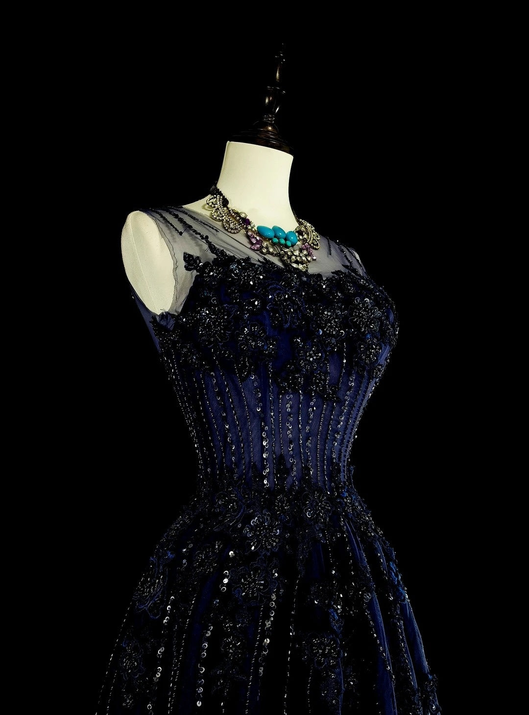 Robe de bal longue vintage années 1780, coupe trapèze, décolleté cœur, en tulle bleu marine, sans manches et ornée de perles N1589