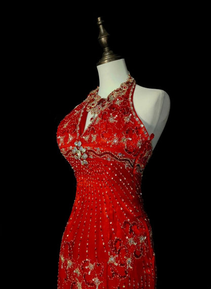 Robe de bal longue rouge vintage sirène à col montant et perles, sans manches, années 80, N1467