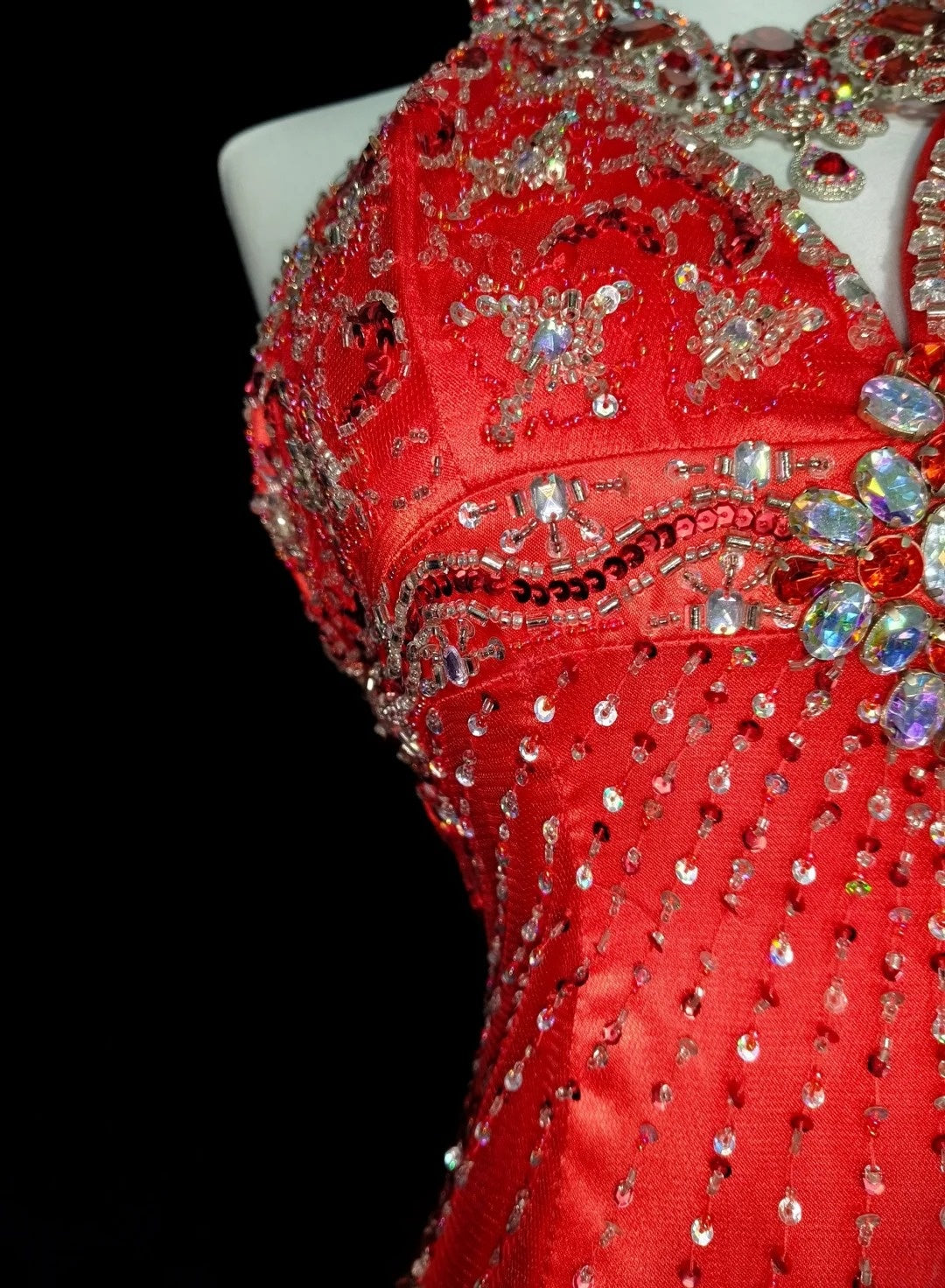 Robe de bal longue rouge vintage sirène à col montant et perles, sans manches, années 80, N1467