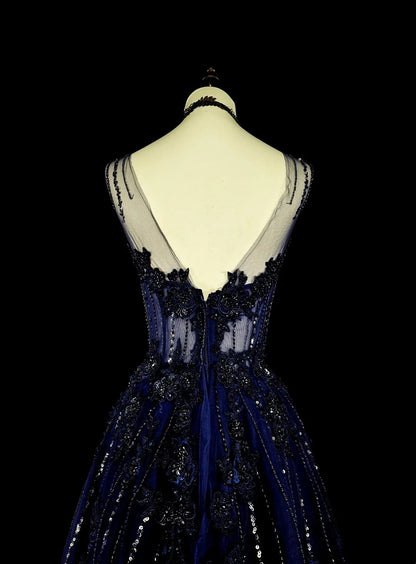 Robe de bal longue vintage années 1780, coupe trapèze, décolleté cœur, en tulle bleu marine, sans manches et ornée de perles N1589