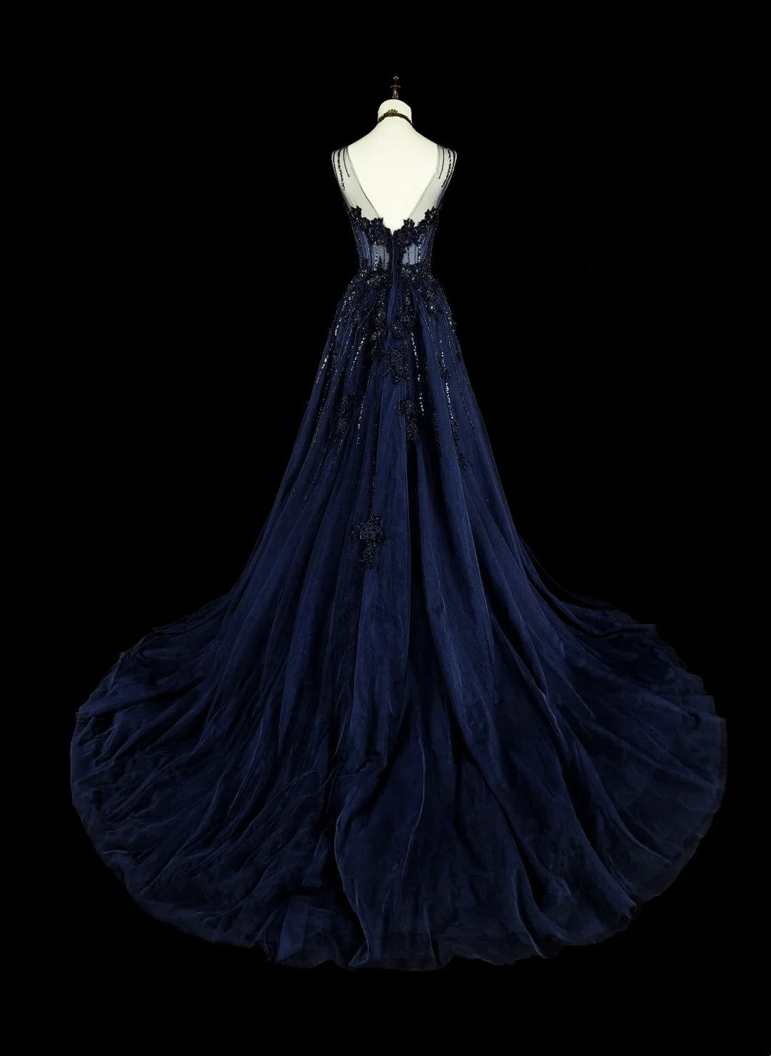 Robe de bal longue vintage années 1780, coupe trapèze, décolleté cœur, en tulle bleu marine, sans manches et ornée de perles N1589