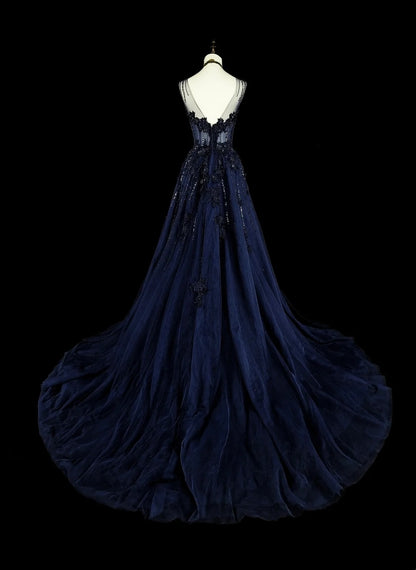 Robe de bal longue vintage années 1780, coupe trapèze, décolleté cœur, en tulle bleu marine, sans manches et ornée de perles N1589