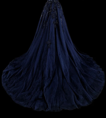 Robe de bal longue vintage années 1780, coupe trapèze, décolleté cœur, en tulle bleu marine, sans manches et ornée de perles N1589