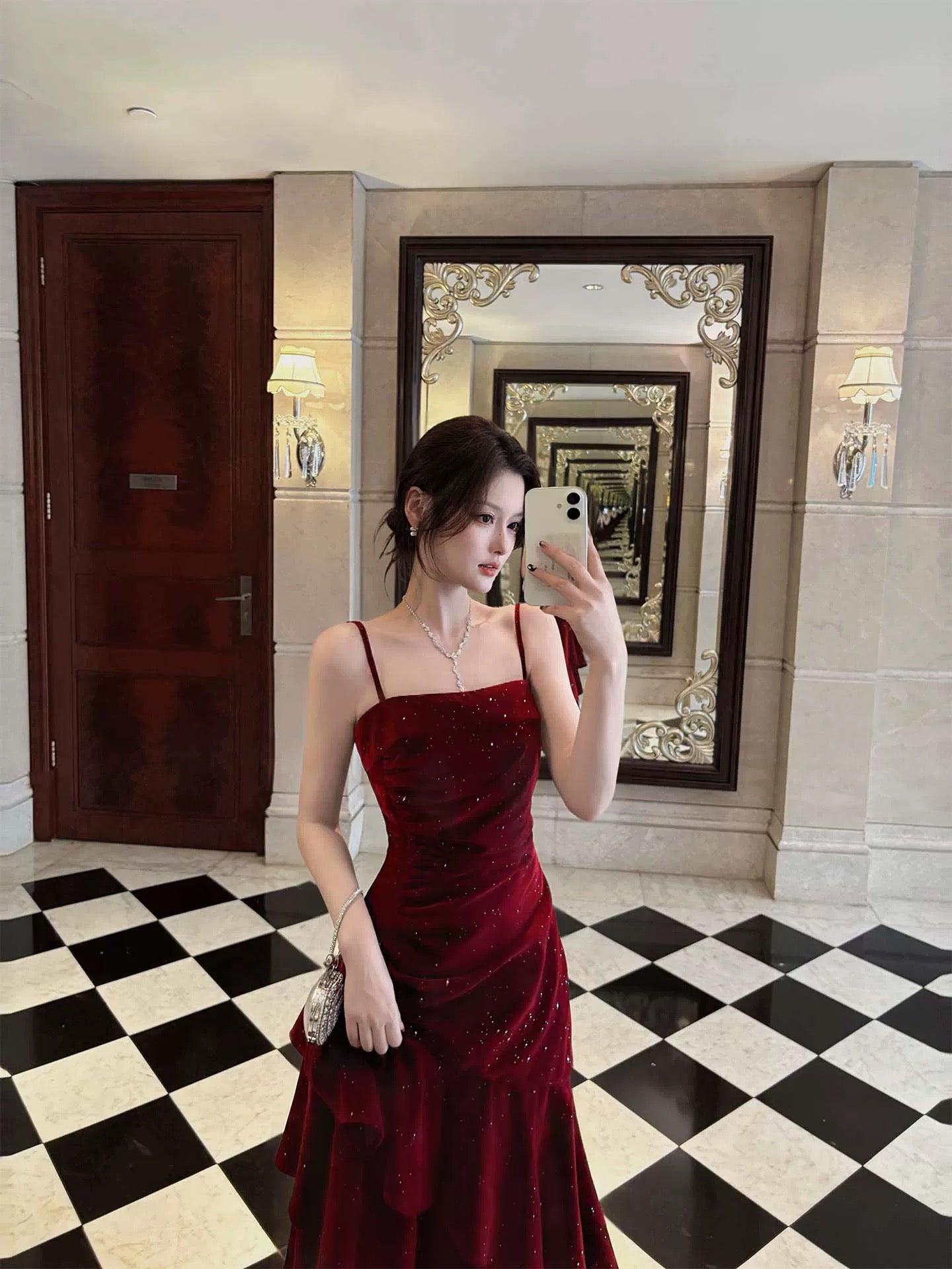 Sexy Meerjungfrauen-Abendkleid aus burgunderrotem Satin mit Spaghettiträgern – Inspiration für formelle Abendgarderobe AB828