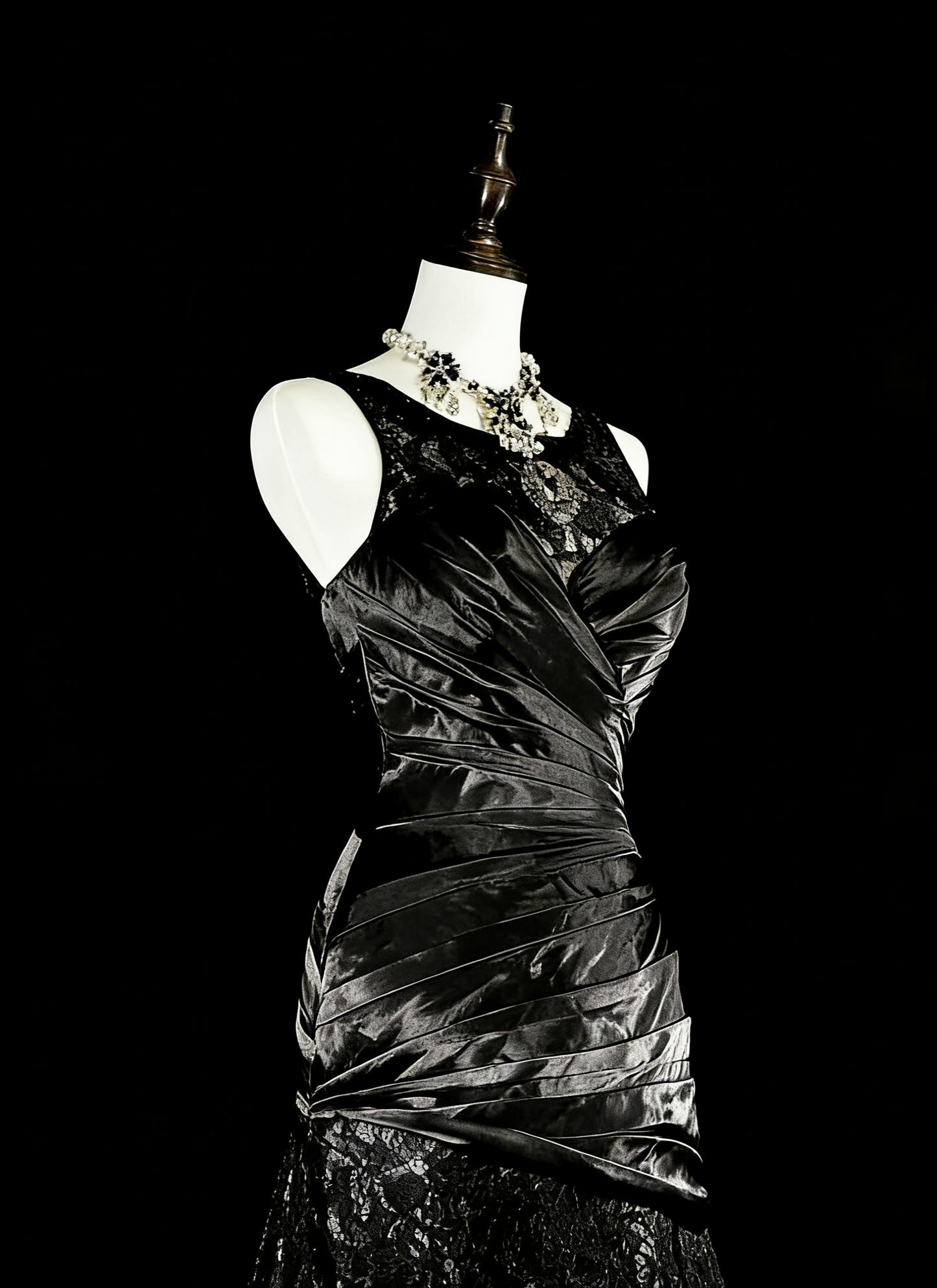 Robe de bal longue sirène plissée en satin, sans manches, col bateau, années 1960, N1574