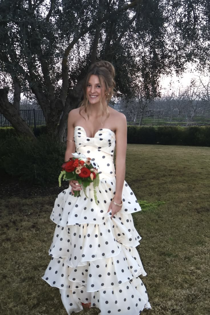Robe de bal en mousseline noire à pois, décolleté en cœur, plissée et à volants, référence N592
