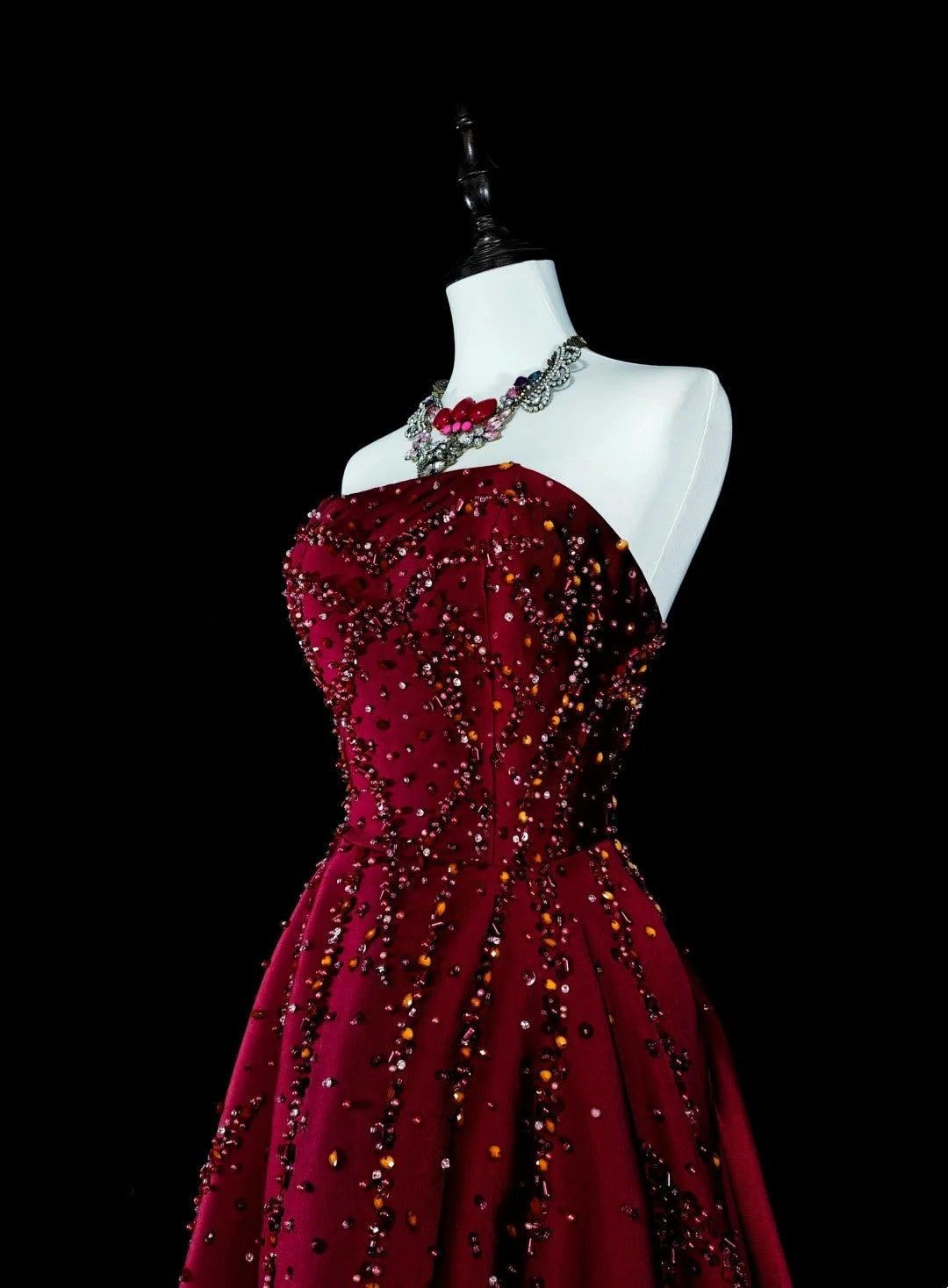 Vintage 1780er Jahre A-Linien-Abendkleid, trägerlos, dunkelrot, ärmellos, mit Perlenstickerei, N1600
