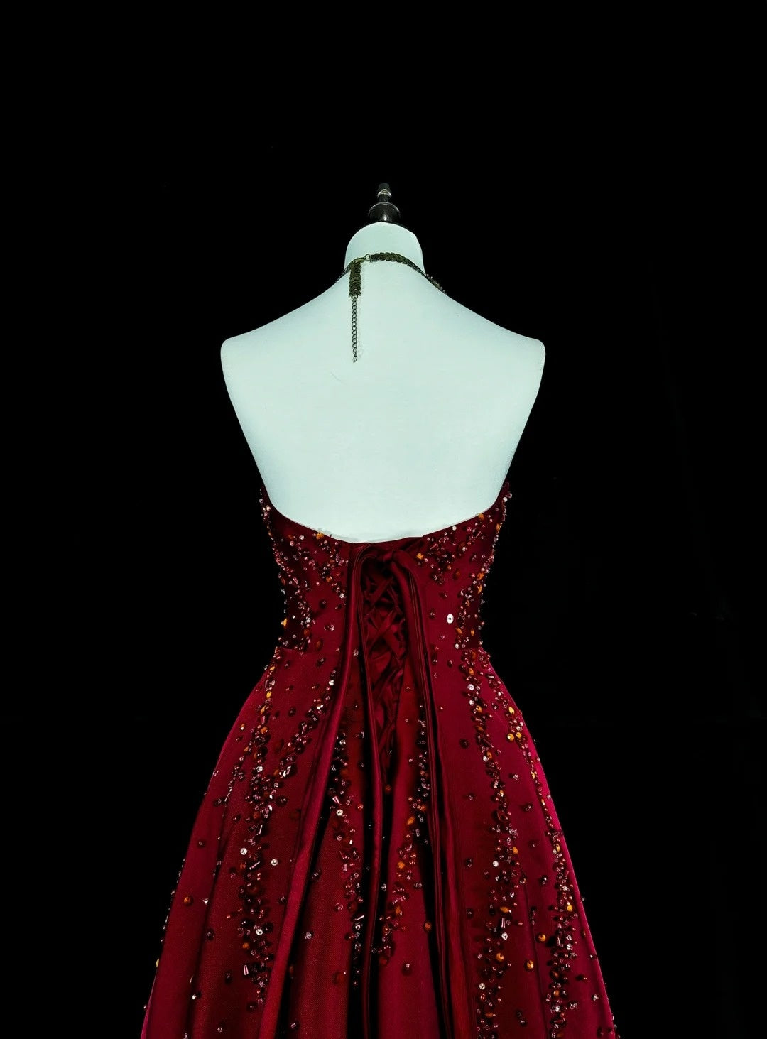 Vintage 1780er Jahre A-Linien-Abendkleid, trägerlos, dunkelrot, ärmellos, mit Perlenstickerei, N1600