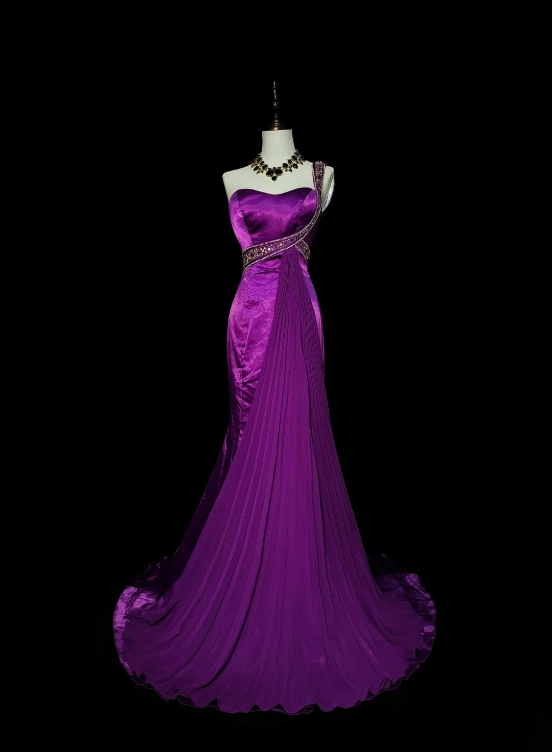 Robe de bal longue de soirée vintage sirène asymétrique en satin raisin, années 2000, ornée de perles, référence N1361