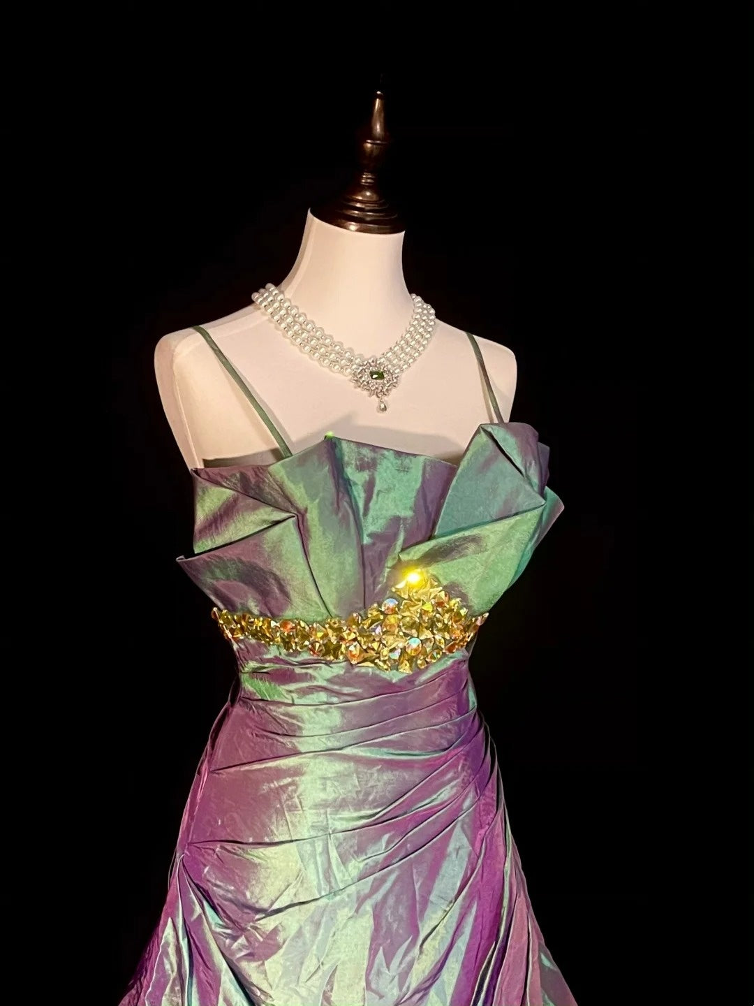 Robe de bal longue sirène vintage à fines bretelles couleur raisin, sans manches et plissée, style années 80, référence N1471