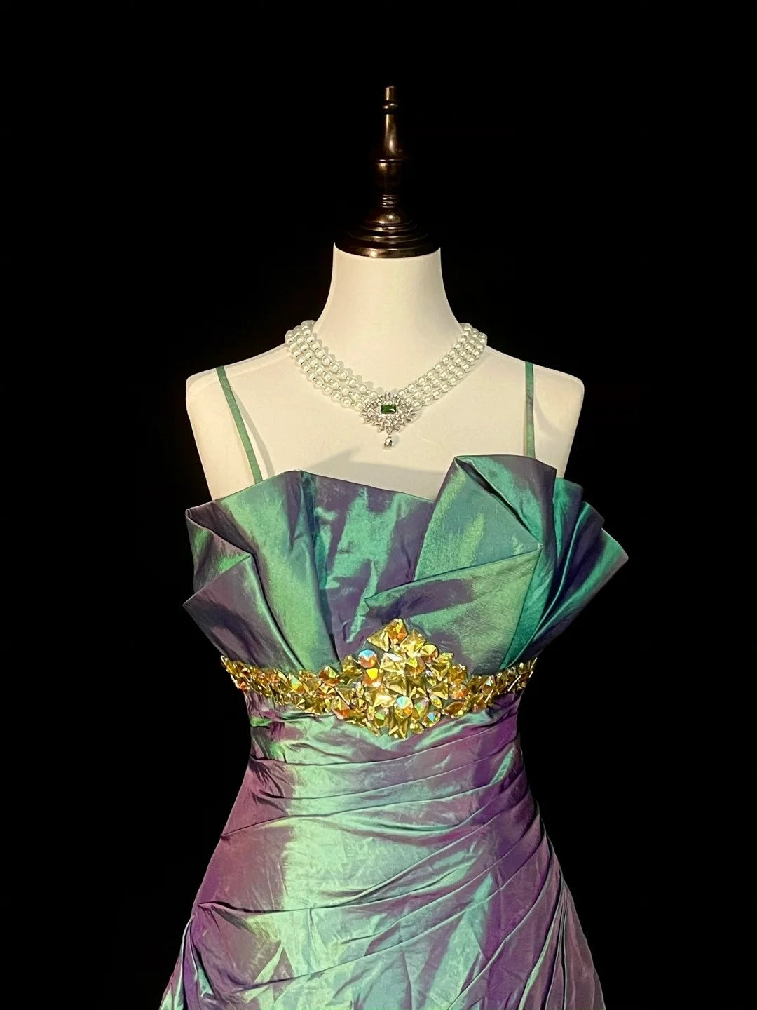 Robe de bal longue sirène vintage à fines bretelles couleur raisin, sans manches et plissée, style années 80, référence N1471