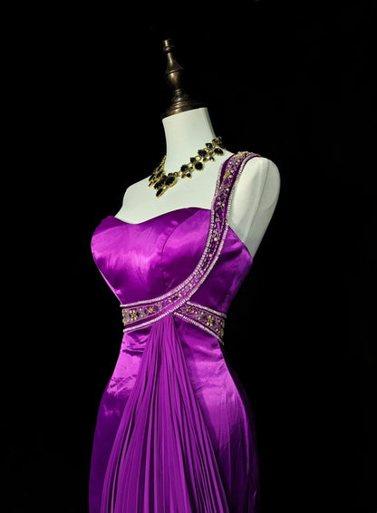 Robe de bal longue de soirée vintage sirène asymétrique en satin raisin, années 2000, ornée de perles, référence N1361
