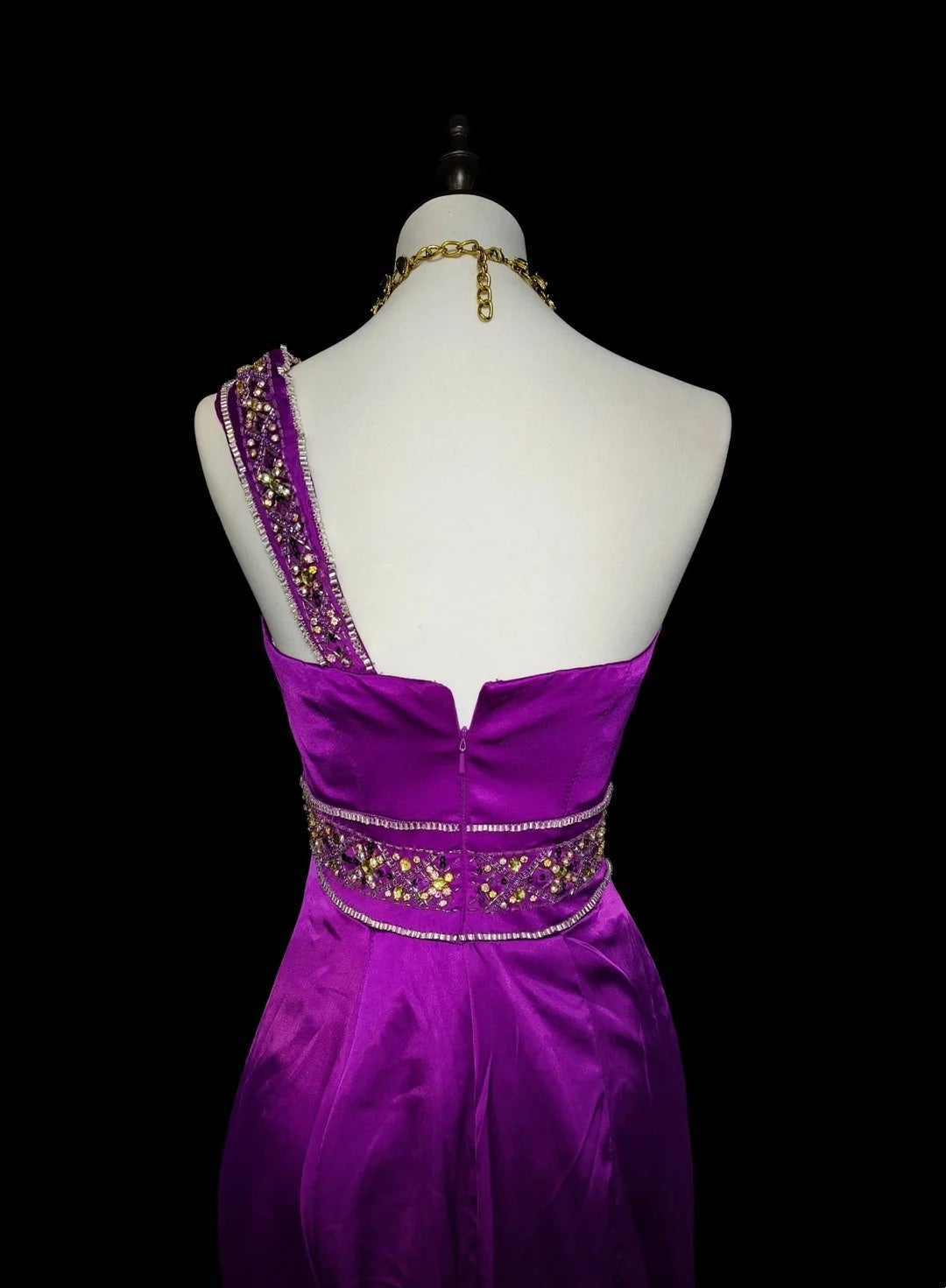 Robe de bal longue de soirée vintage sirène asymétrique en satin raisin, années 2000, ornée de perles, référence N1361
