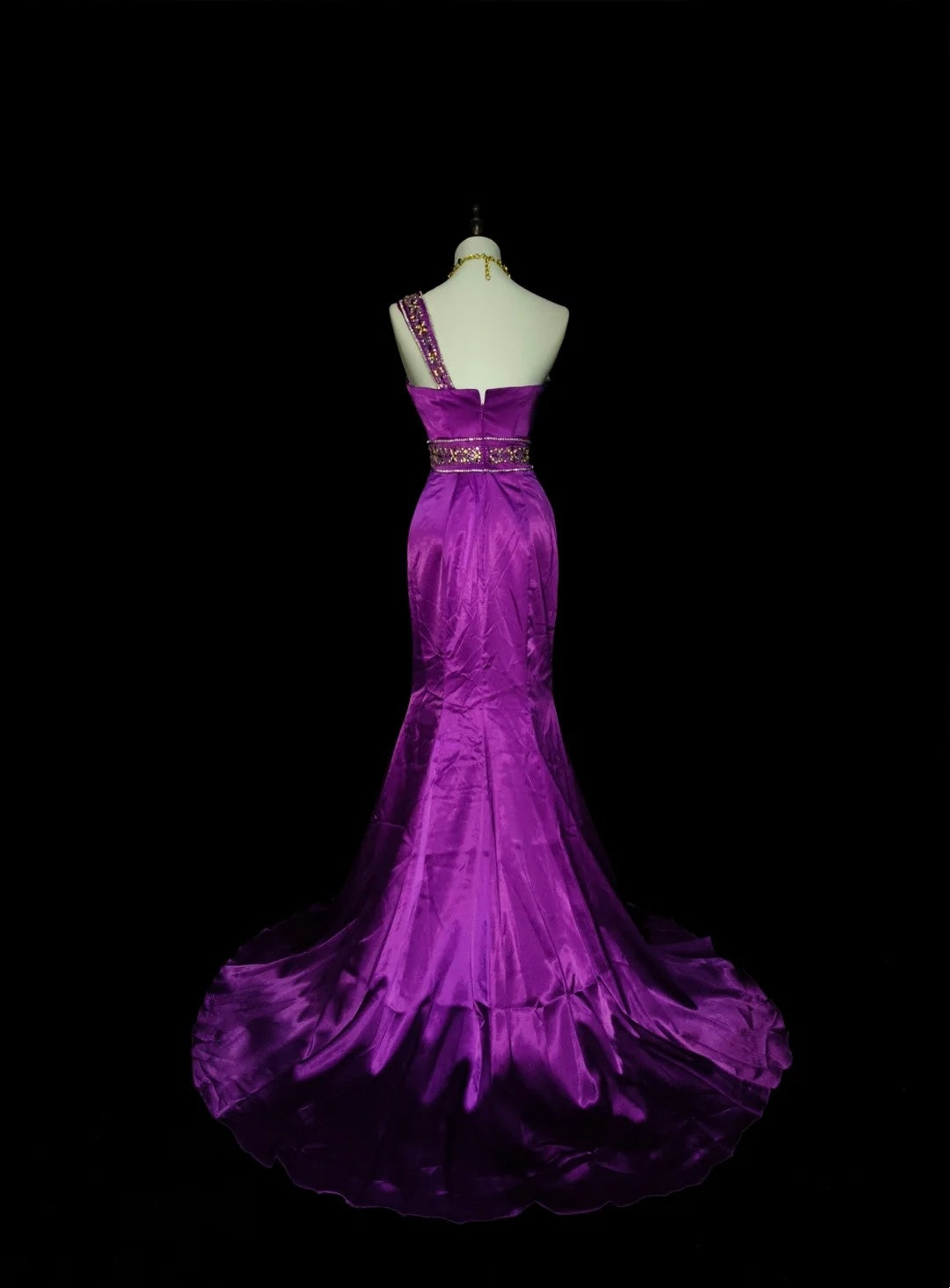 Robe de bal longue de soirée vintage sirène asymétrique en satin raisin, années 2000, ornée de perles, référence N1361