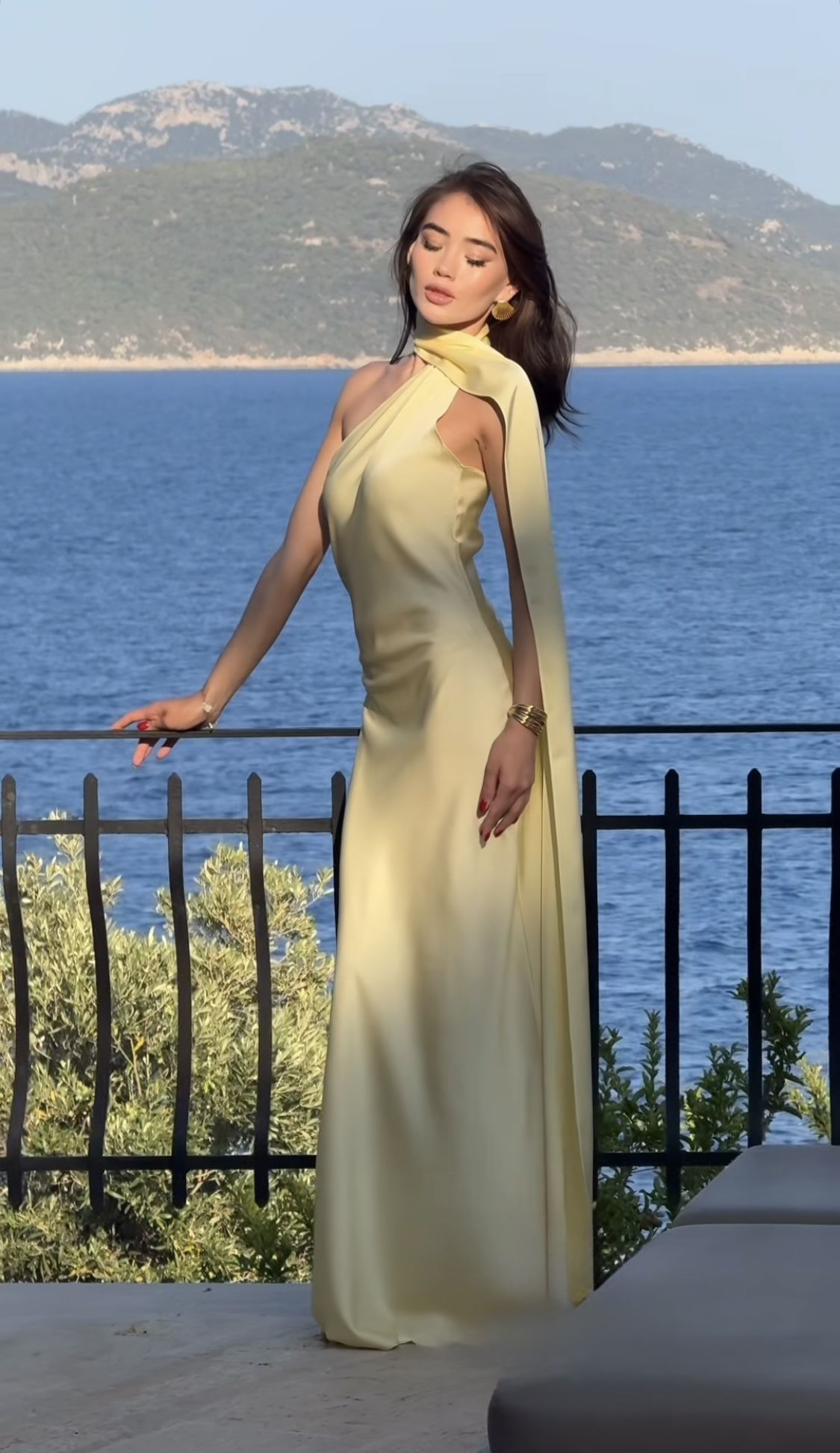Robe de soirée longue sirène modestie col haut satin jaune pour printemps été plage mariage invitée N2776