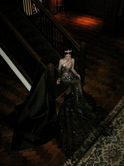 Robe de bal longue sirène à col montant, sequins noirs et perles, ornée de pierres précieuses, idéale pour un 20e anniversaire (AB2406)