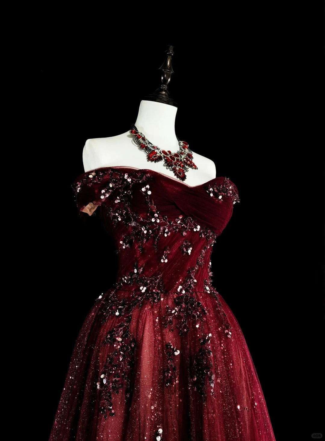 Robe de bal longue bordeaux à épaules dénudées, coupe trapèze et paillettes, ornée d'appliqués, référence N1777