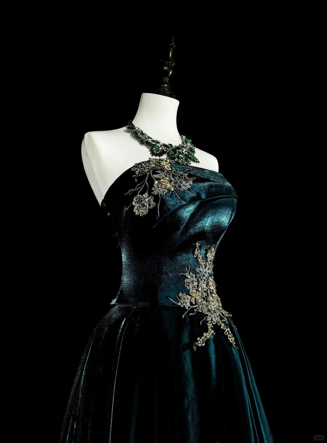 Robe de bal longue vintage années 70, coupe trapèze, bustier, en velours vert foncé avec appliques dorées, référence N1845