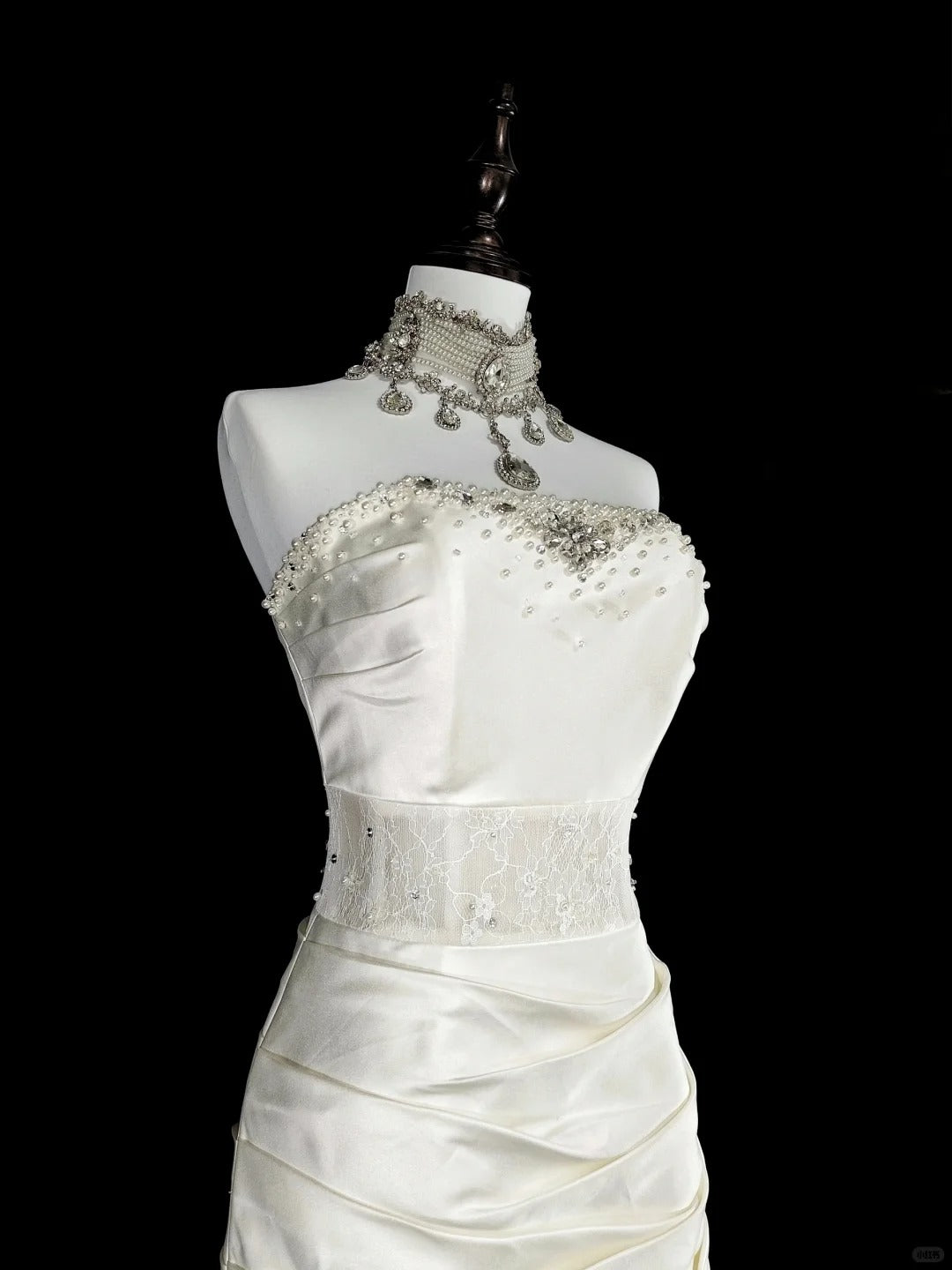 Einzigartige Hochzeitskleider Meerjungfrau Trägerlos Spitze Ärmellos Weiß Lange Brautkleid N3512