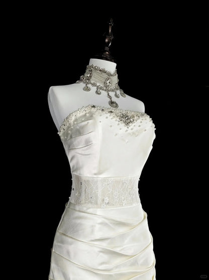 Einzigartige Hochzeitskleider Meerjungfrau Trägerlos Spitze Ärmellos Weiß Lange Brautkleid N3512