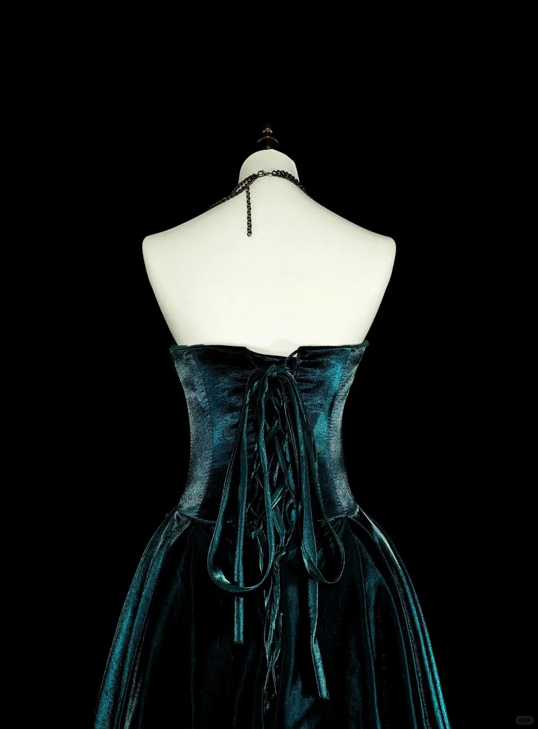 Robe de bal longue vintage années 70, coupe trapèze, bustier, en velours vert foncé avec appliques dorées, référence N1845