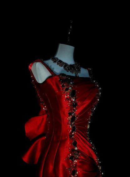 Robe de bal longue rouge vintage sirène à fines bretelles et perles, sans manches, style années 80, référence N1476