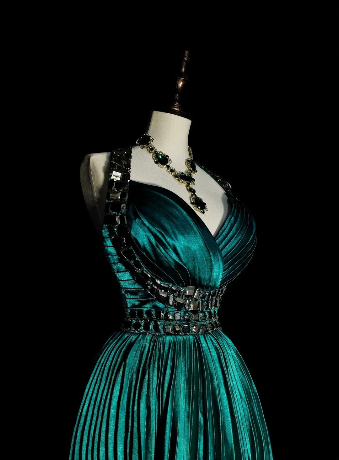 Robe de bal vintage années 70, coupe trapèze, dos nu, en satin vert à volants et perles, sans manches, longue, N1479