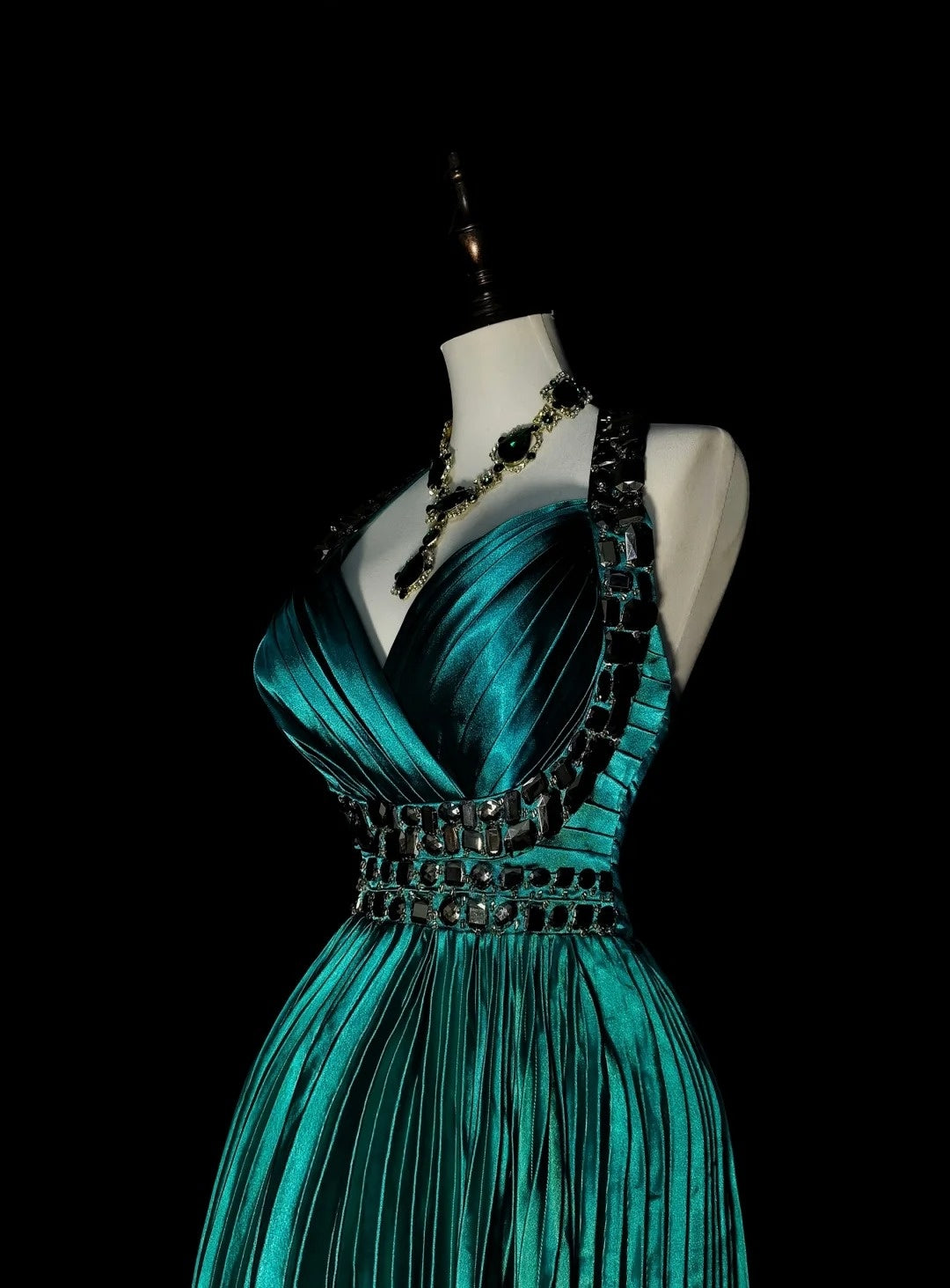 Robe de bal vintage années 70, coupe trapèze, dos nu, en satin vert à volants et perles, sans manches, longue, N1479