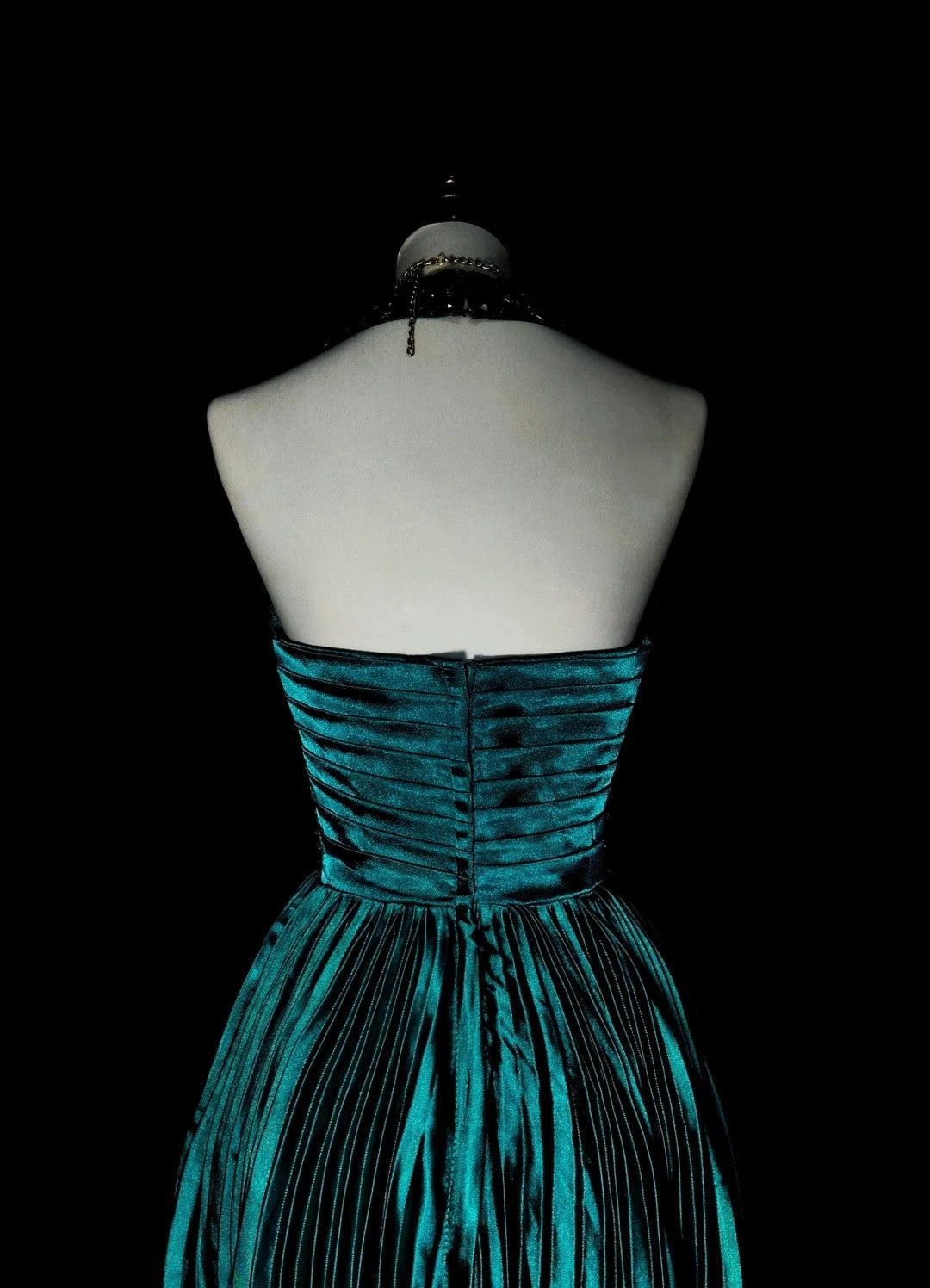 Robe de bal vintage années 70, coupe trapèze, dos nu, en satin vert à volants et perles, sans manches, longue, N1479