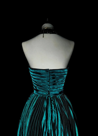 Robe de bal vintage années 70, coupe trapèze, dos nu, en satin vert à volants et perles, sans manches, longue, N1479