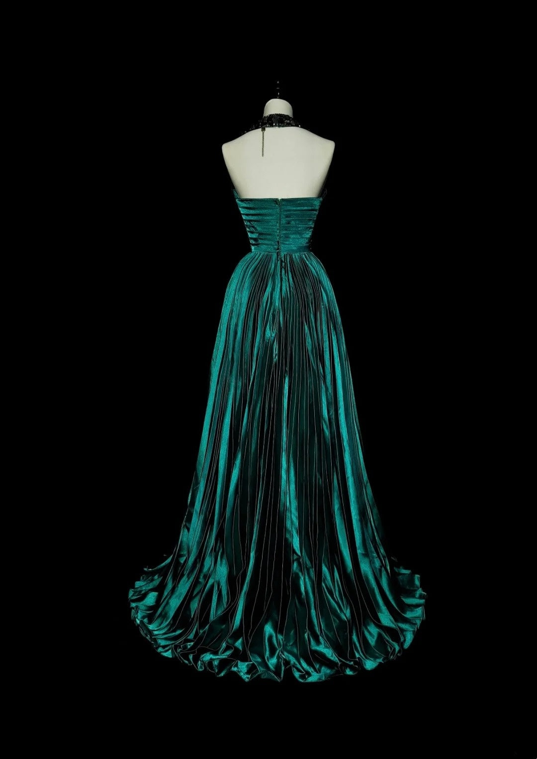 Robe de bal vintage années 70, coupe trapèze, dos nu, en satin vert à volants et perles, sans manches, longue, N1479