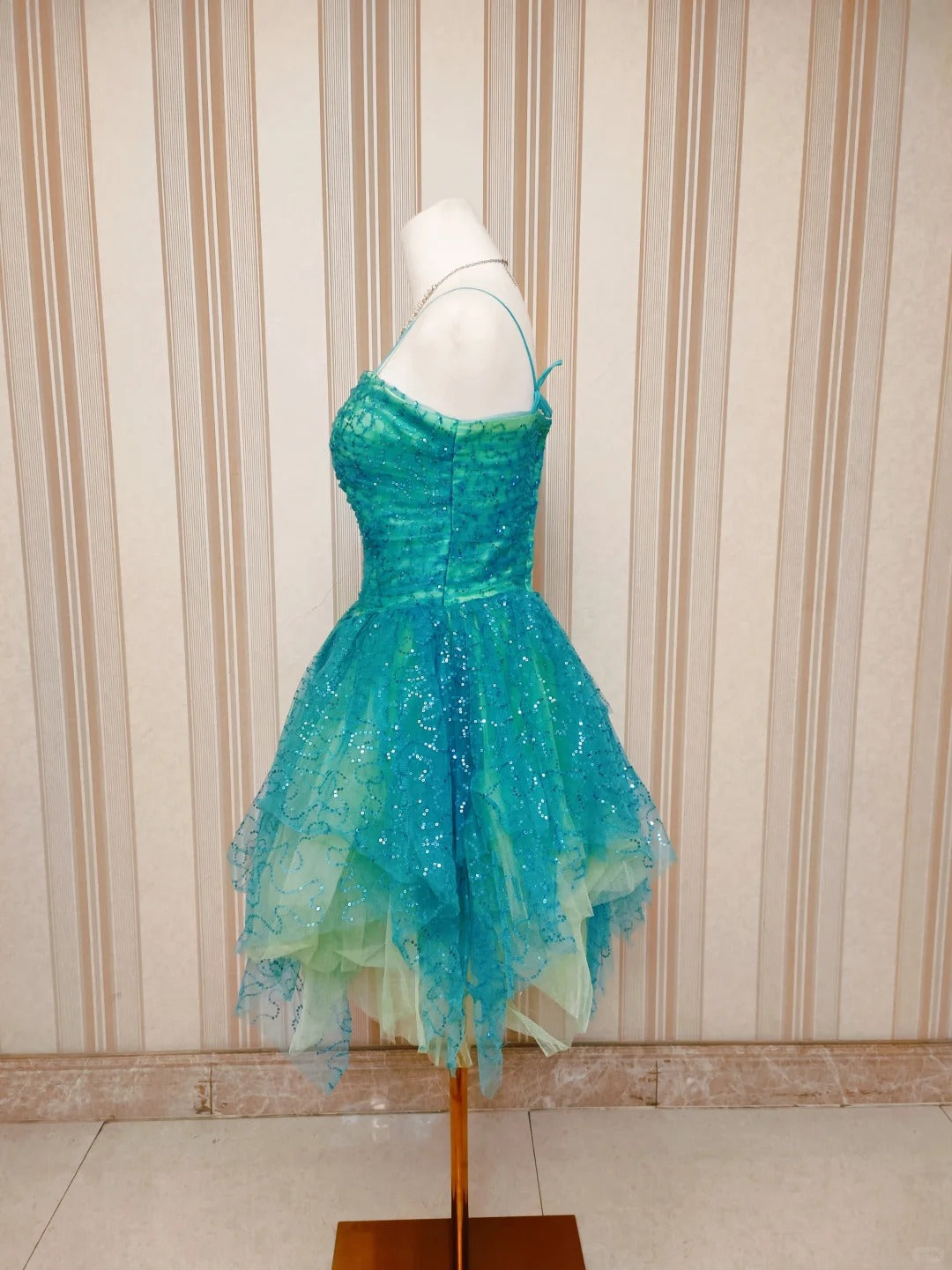 Mignonne robe de bal courte en tulle vert à fines bretelles pour cocktail ou bal de promo N4199