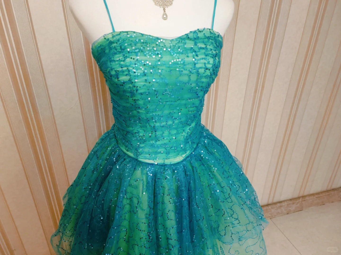 Mignonne robe de bal courte en tulle vert à fines bretelles pour cocktail ou bal de promo N4199