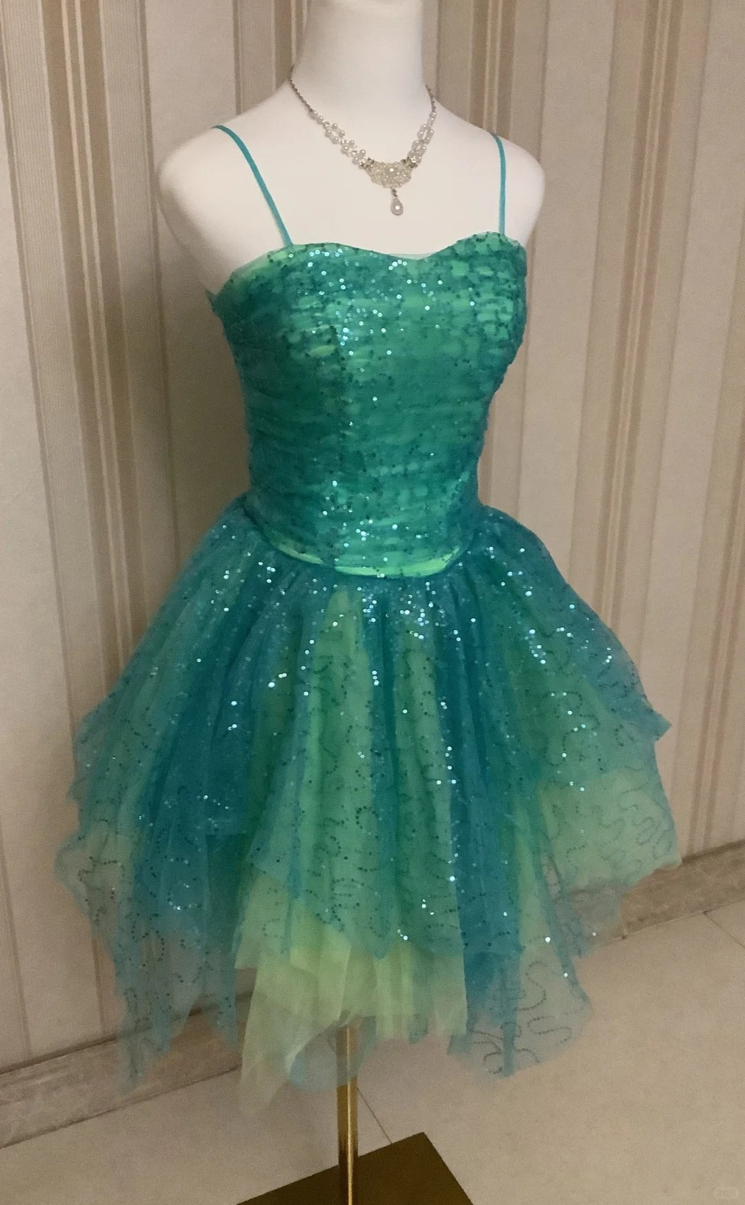 Mignonne robe de bal courte en tulle vert à fines bretelles pour cocktail ou bal de promo N4199