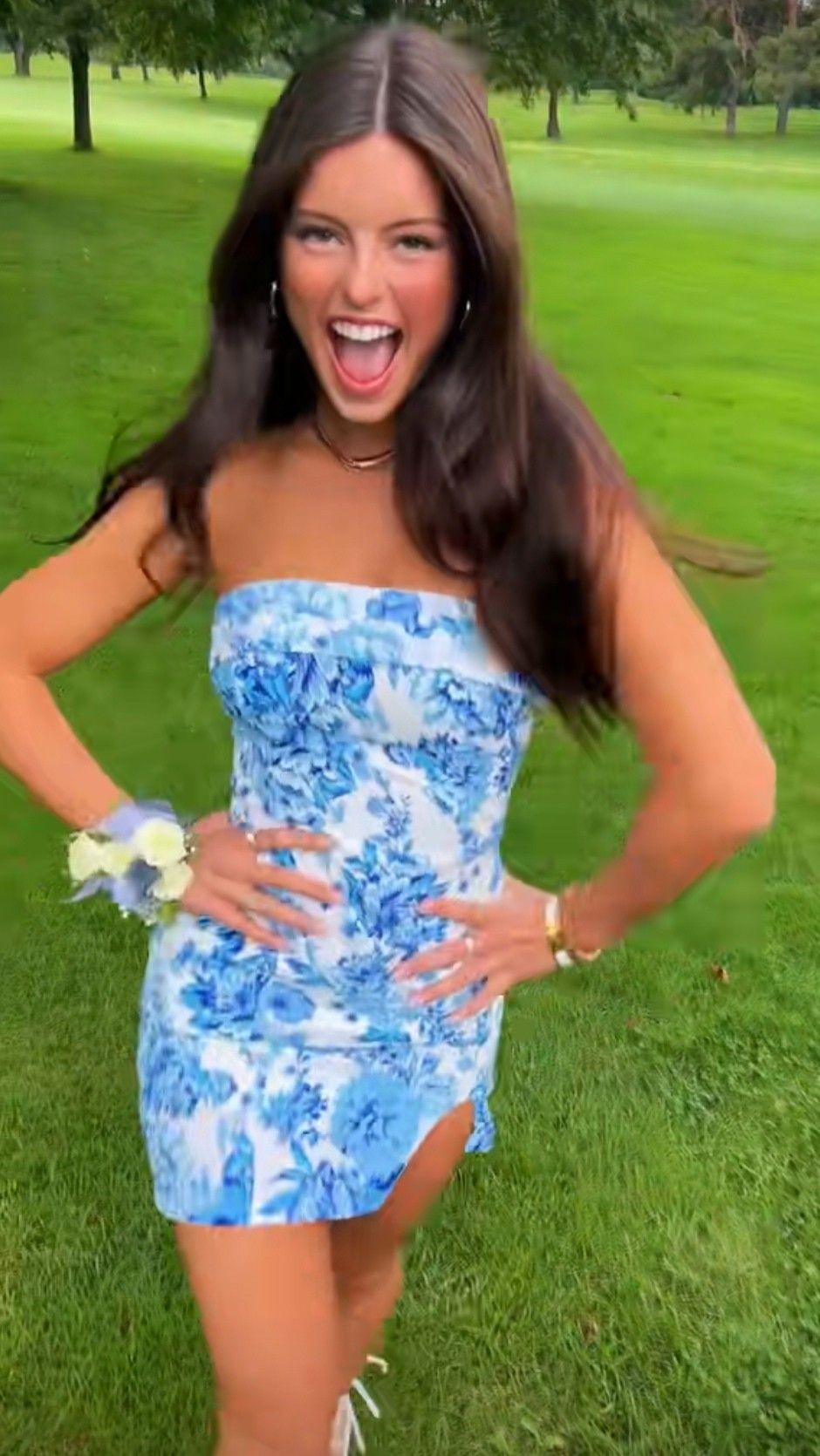 Jolie robe bustier fourreau courte en satin bleu fleuri pour le bal de promo, tenue de 17ème anniversaire RB4225
