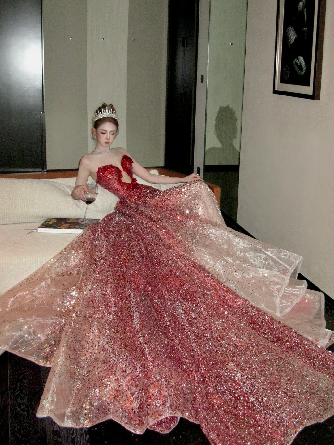 Robe de bal sirène bordeaux à décolleté cœur et perles de cristal, style sobre, longue et élégante, idéale pour une soirée de remise de diplômes (N058)