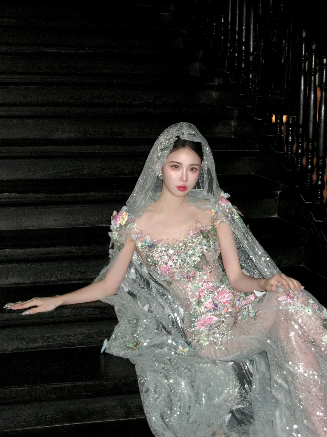 Robe de mariée sirène scintillante à col rond et dentelle à sequins floraux avec traîne, robe de mariée féerique N062