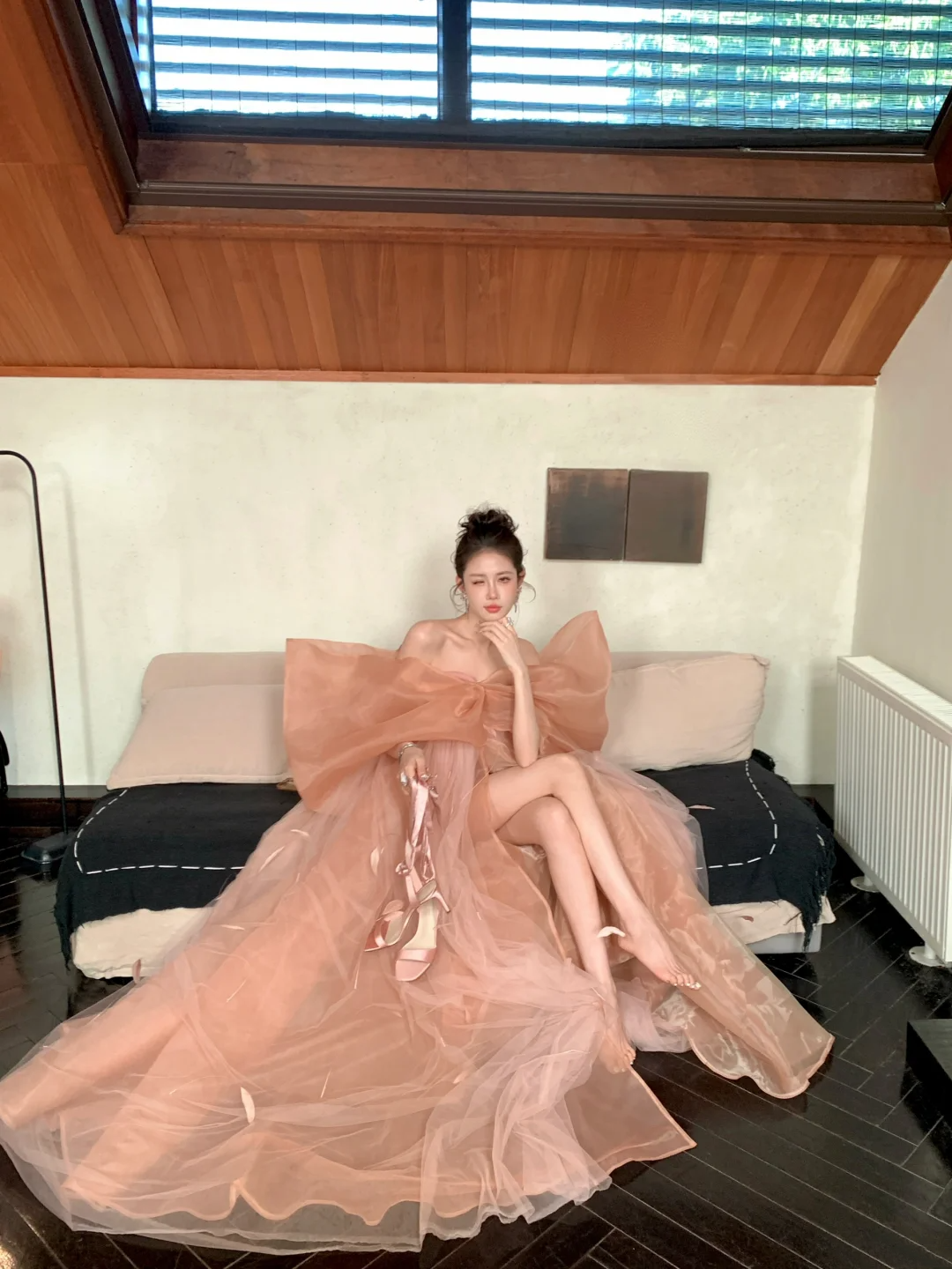 Elegantes, schulterfreies Ballkleid in Korallenrosa mit langen Ärmeln und Schleife – ein ästhetisches, langes Abendkleid für Abschlussfeiern (N065).