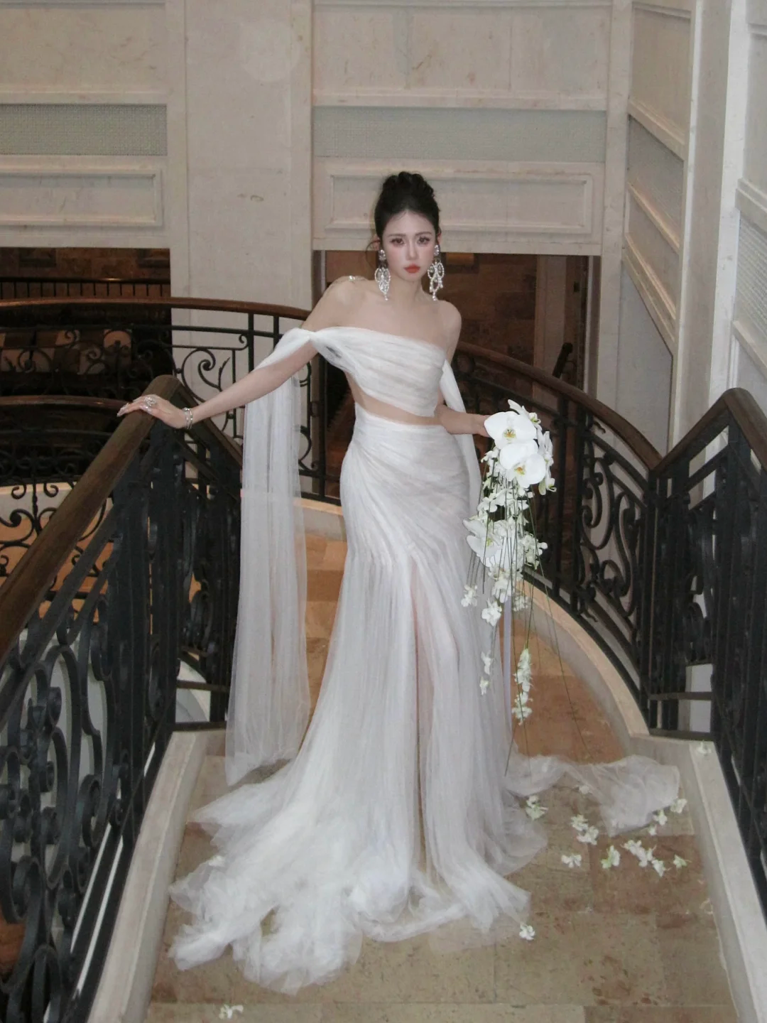 Robe de mariée sirène simple en tulle blanc à épaules dénudées avec plis et fronces, style féerique, référence N066