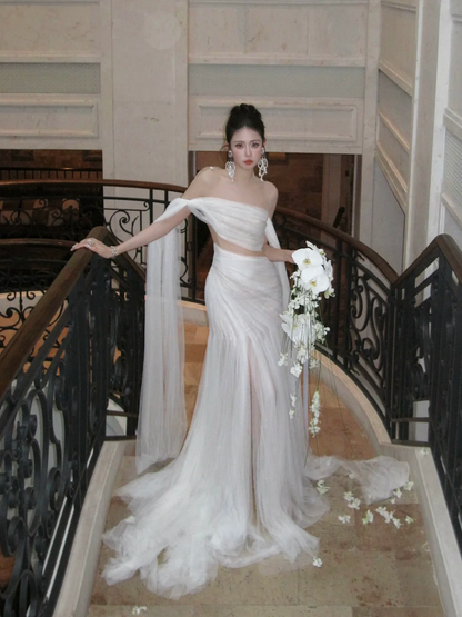 Robe de mariée sirène simple en tulle blanc à épaules dénudées avec plis et fronces, style féerique, référence N066