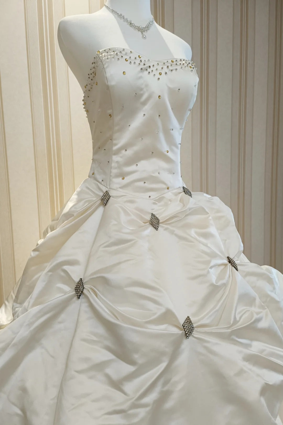 Robes de mariée vintage, Robe de bal, Bustier cœur, Perles, Robe de mariée longue d'été N4209
