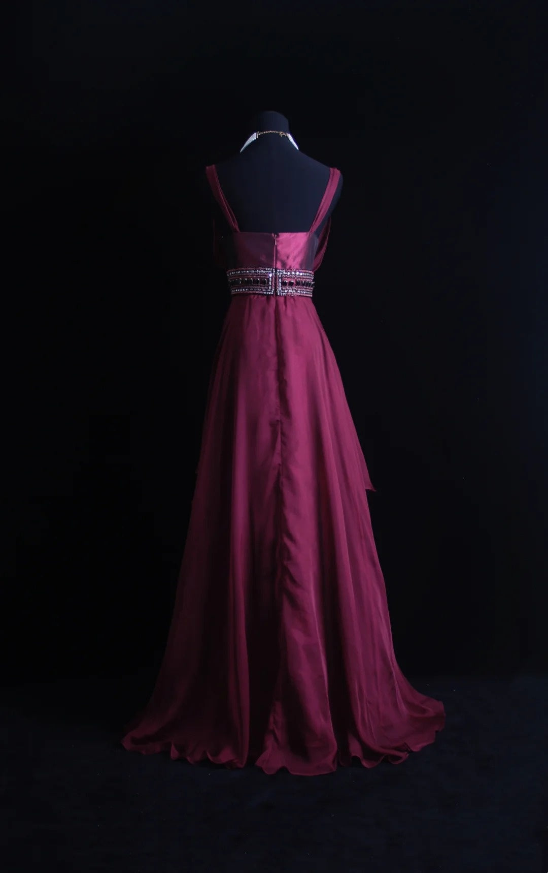 Robe de bal longue rétro en mousseline, coupe trapèze, décolleté cœur et corsage orné de perles, style années 90. Inspiration pour une tenue de 18 ans ou une robe de soirée (N492).