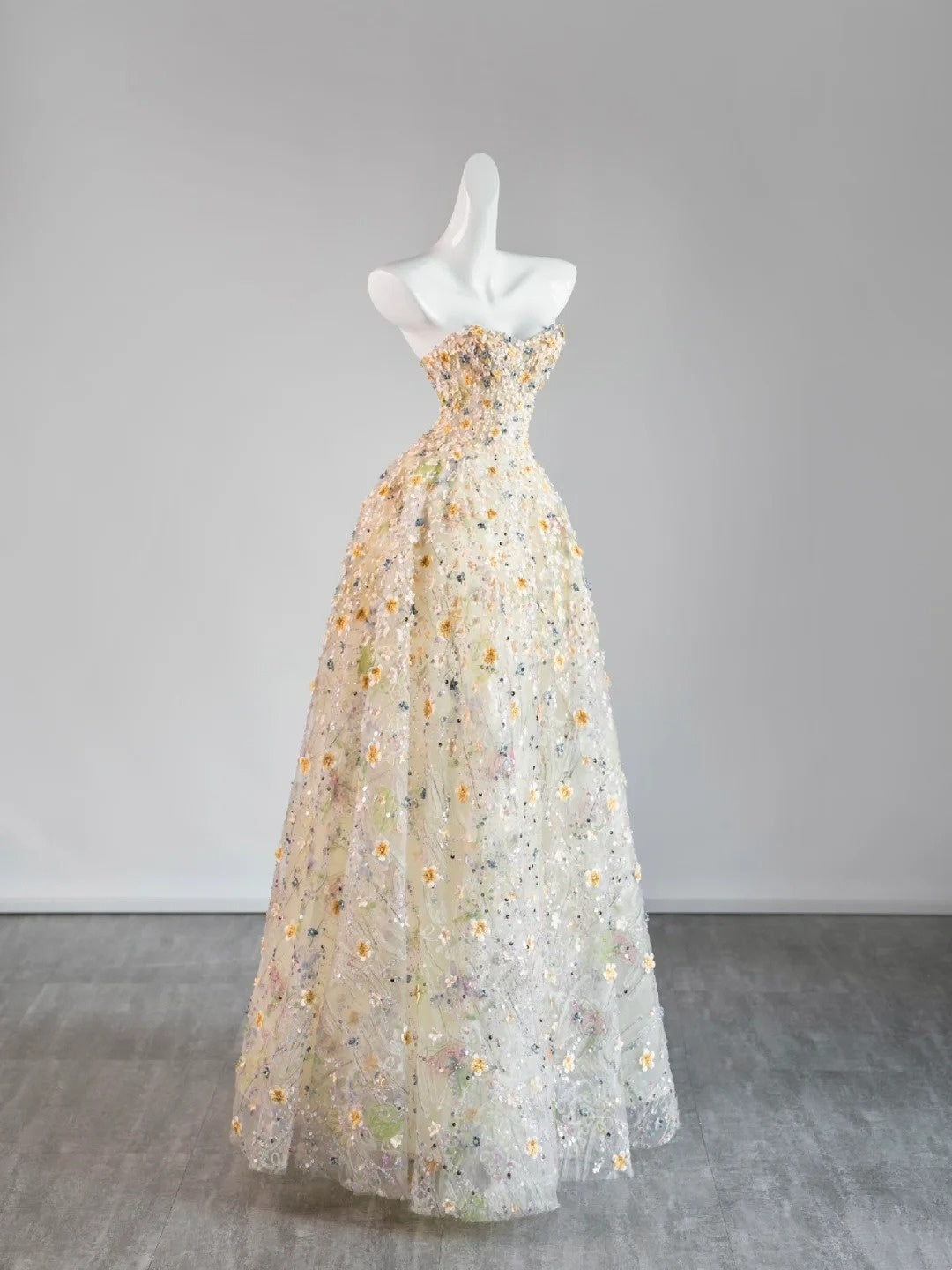 Robe de bal longue à imprimé floral et décolleté cœur, inspiration pour une tenue de soirée N242