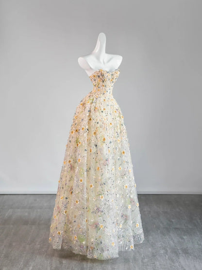 Robe de bal longue à imprimé floral et décolleté cœur, inspiration pour une tenue de soirée N242