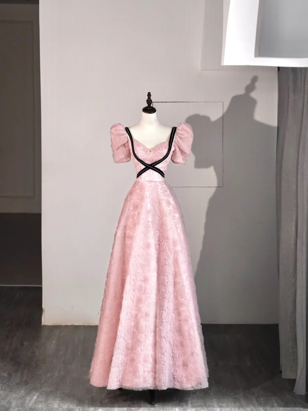Robe de bal longue en dentelle rose à décolleté cœur, coupe trapèze, idéale pour les élèves de terminale (N1272)