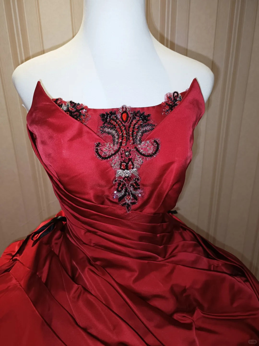 Robe de bal de princesse bustier en satin rouge avec des appliques pour robes de Sweet 16, robe de Quinceanera N4193