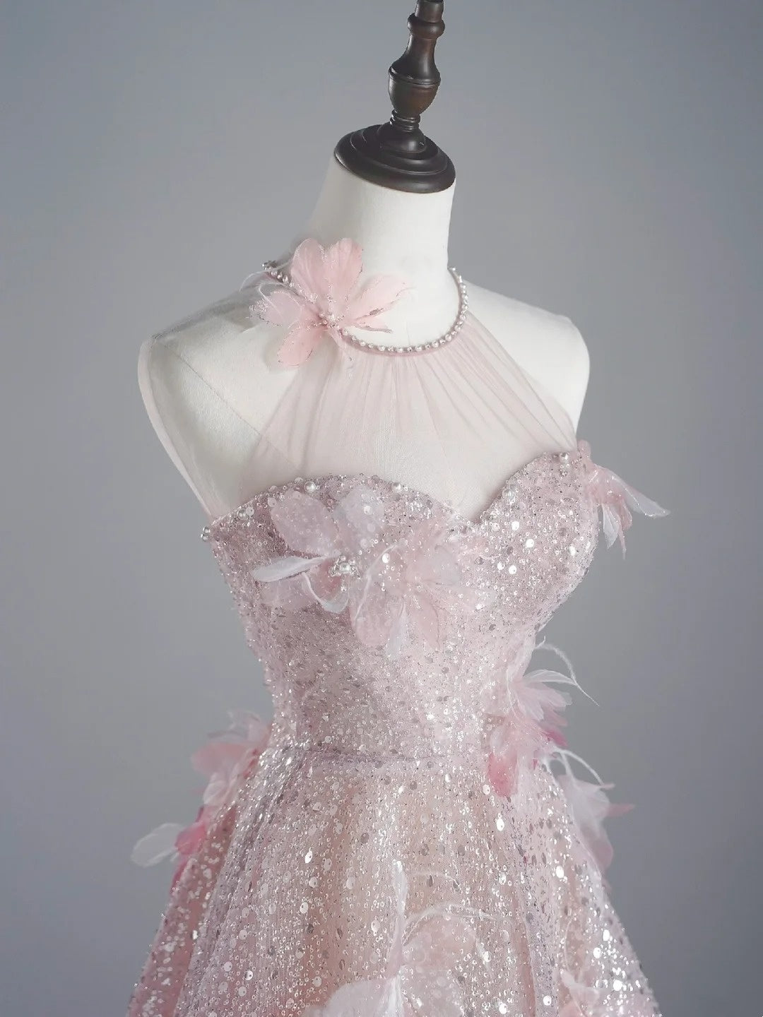 Robe de bal rose à sequins, coupe trapèze, col rond, inspiration princesse, modèle N758